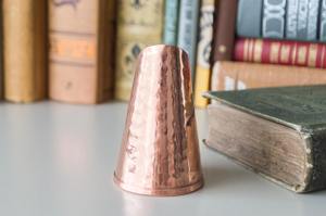 Carafe en cuivre de petite taille au design unique avec poignée courbée, idéale pour les repas en espace restreint et le service individuel, vente en gros depuis l'Inde - Product Image 2