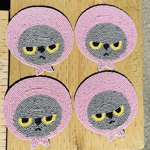 งานปัก Angry Machiko – แผ่นรองแก้วประดับลูกปัดสีชมพู/ของขวัญสุดพิเศษ - Product Image 2