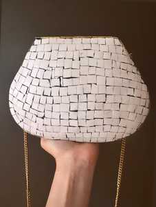 Pochette en coquille tissée blanche avec chaîne dorée, forme personnalisée - Product Image 4
