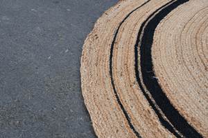 พรมปูพื้นทรงกลมทำจากปอกระเจาธรรมชาติถักทอด้วยมือ พร้อมขอบสีดำลายวงแหวน – พรมปูพื้นรักษ์โลก ขนาดสั่งทำได้ พรมปูพื้นทรงกลมถักจากปอกระเจา - Product Image 2