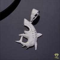 Colgante de tiburón hecho a mano con diseño de animal marino y diamantes de moissanita VVS