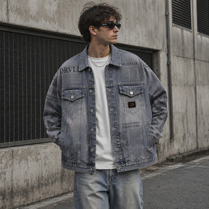 Chaqueta Trucker con Estampado Gráfico de Periódico, Estilo Hip Hop, Lavado, en Mezclilla Gris Azul, con Parches Dravelle - Product Image 3