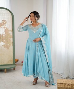 Robe longue RICH LOOK à broderie fantaisie effet fleuri et travail de sequins arc-en-ciel, avec dupatta, tenue de fête, prix de gros, ethnique, Sky - Product Image 2
