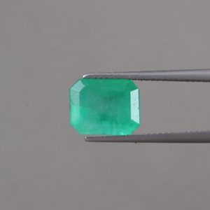 Esmeralda Verde Natural 100% Certificada por IGI, Corte Octogonal de 5.35 Quilates, 11x9mm 7.5mm, Tallada a Mano, Pulida, Encerada/Aceitada, Excelente Claridad - Product Image 1
