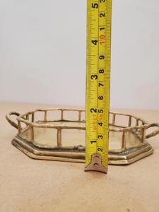 Bandeja octogonal vintage de latón dorado con riel y asas de imitación de bambú para mesa auxiliar, decoración de tocador y uso como bandeja de servicio. - Product Image 6
