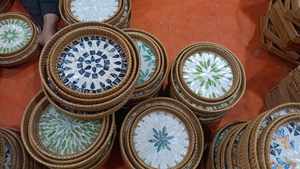 Plateau décoratif en rotin fait main, motif floral rond, style bohème, fibre végétale, pièce d'accentuation artistique pour la maison - Product Image 4
