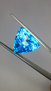 Qualité Exclusive NARNOLI IMPEX Loupe Naturelle Pure pour Topaze Bleue Taille Trillion 26,02 Carats Superbe Lustre Certifié par un tiers - Product Image 3