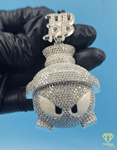 Colgante de cabeza de alienígena de dibujos animados, amuleto de diamante personalizado estilo Hip Hop, medallón de piedra de corte redondo personalizado, joyería de lujo llamativa con brillo. - Product Image 1