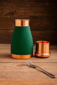 Bouteille de chambre à coucher en cuivre pur martelé finition soie avec verre intégré - Vert 950ml - Product Image 2