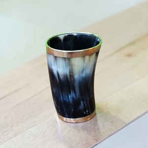 Vaso de chupito artesanal de cuerno de buey vikingo con acabado de alto brillo y borde metálico a precio económico - Product Image 5