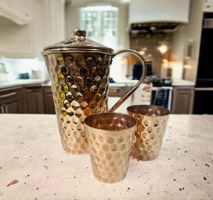 Ensemble carafe et verre à eau en cuivre pur de style bohème avec couvercle à poignée métallique et composants en verre, capacité 1,5 L - Product Image 1