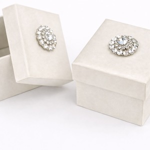 Boîte à dragées de luxe en papier avec broche en cristal ivoire, faite à la main, pour sacs à main et étuis à usage spécial, créations de prestige, mariage personnalisé - Product Image 2