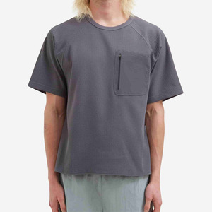 Camiseta de Manga Corta Gris para Hombre con Bolsillo con Cierre, Transpirable, de Punto, Corte Regular, Cuello Redondo, Diseño Sólido, a la Moda - Product Image 1