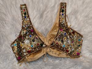 Blusa de Novia de Lujo con Pedrería Multicolor Dorada |   Blusa de Saree de Diseñador con Adornos Hechos a Mano - Product Image 2