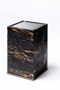 Elegante contenedor ovalado de metal negro y dorado con un borde decorativo de calado. Elegante para cualquier habitación. Disponible a precios de mayorista. - Product Image 6