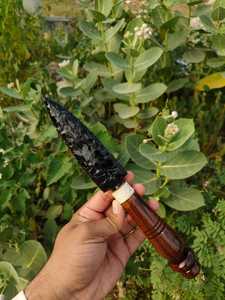 Vente en gros : Pointe de flèche artisanale en obsidienne noire avec manche en bois sculpté – Art de collection de style primitif pour exposition - Product Image 4