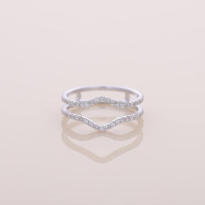 Bague de mariage en diamant de laboratoire en forme de V, bague empilable incurvée pavée, bague de mariée en or blanc pour femme - Product Image 1