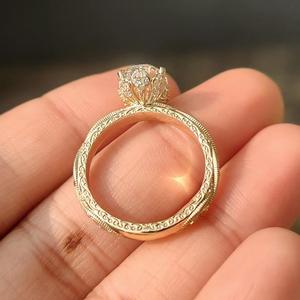 Bague de fiançailles classique en or avec diamant taille ovale vintage et sangle milgrain ornée, bijou de mariée élégant, style antique, luxe - Product Image 2