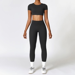 Ensemble de yoga pour femmes au style unique et confortable, best-seller, léger, idéal pour la gym et la course à pied. - Product Image 1