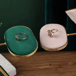 ขาตั้งโชว์เครื่องประดับ ขาตั้งโชว์สร้อยคอ พร้อมแผงปรับได้หกแผง ที่แขวนสร้อยคอโลหะสีทอง สำหรับจัดแสดงสินค้าปลีก - Product Image 2