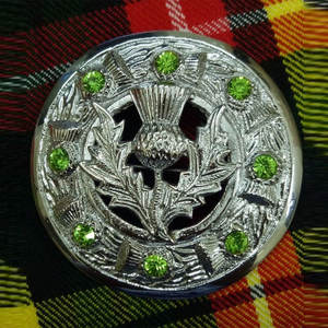Broche de Kilt con Diseño de Trébol, Acabado Cromado, Piedra Verde Irlandesa, 3 Pulgadas, para Damas - Product Image 1