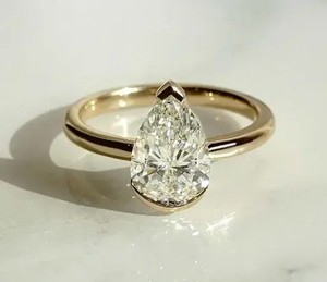 Bague solitaire en diamant taille marquise de qualité supérieure avec bande polie élégante, bijoux fins de luxe pour fiançailles, mariage et cérémonie. - Product Image 1