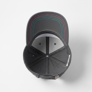 หมวกเบสบอลทรงสปอร์ตแถบสะท้อนแสงแบบกำหนดเองได้ 6 แผง ระบายอากาศได้ดี สวมใส่สบาย ผ้าฝ้ายสีเทา ปีกหมวกหลากสี - Product Image 6