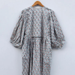 Belle robe en coton à motifs floraux, imprimée à la main, pour un usage décontracté. - Product Image 3