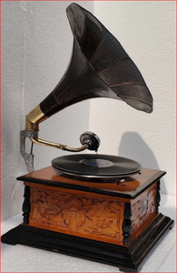 Gramófono antiguo en perfecto funcionamiento, fonógrafo de cuerda para discos. - Product Image 2