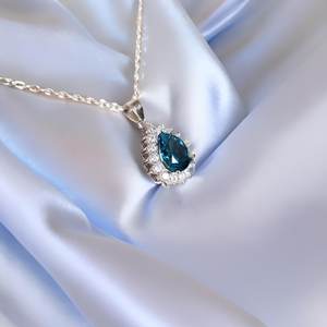 Collar de Plata de Ley con Colgante de Topacio Azul en Forma de Lágrima, Engaste de Bisel, Gema, Hecho a Mano, Joyería para Niños y Mujeres, Venta al por Mayor - Product Image 1