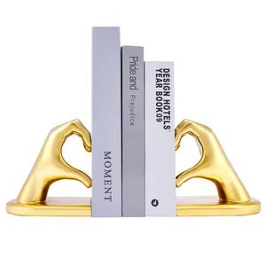 Figurine décorative élégante en aluminium plaqué or, peinte en 3D, faite à la main par un designer, pour bibliothèque ou salon - Product Image 1