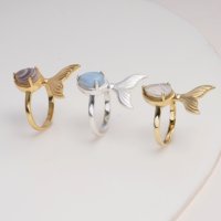 Bague en laiton Moku Jewellery, pierre de lune arc-en-ciel en forme de poire, sertie à griffes, taille fixe, queue de sirène, glamour, faite à la main, pour femme