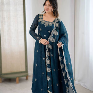 Traje Anarkali Moderno para Fiesta de Diwali, Estilo Elegante para Chicas, con Bordado Patta, Tela Chinon de Secado Rápido - Product Image 1