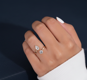 Anillo de Compromiso con Diamante Cultivado en Laboratorio de 1.25CT, Corte Pera y Redondo, VVS2, Certificado IGI, Oro Amarillo, Banda Abierta, Joyería Personalizada al por Mayor - Product Image 3