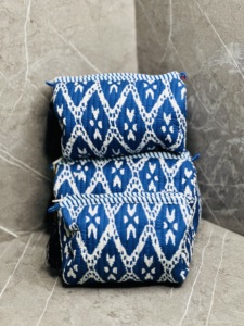 Ensemble de trousses de toilette en coton matelassé faites à la main |   Trousse de toilette de voyage bleue et blanche |   Pochette à maquillage et accessoires faite à la main |   Sac de toilette à fermeture éclair - Product Image 5