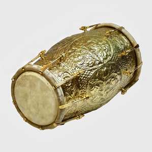 Tambour orné en laiton gravé, présentant des motifs floraux détaillés, avec chevilles de réglage en métal robustes, disponible à prix de gros. - Product Image 1