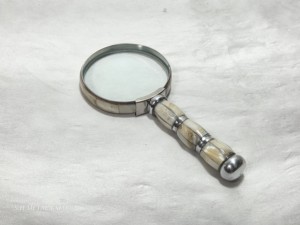 Loupe vintage en laiton argenté avec manche incrusté de nacre, loupe de poche de luxe, décoration de bureau, cadeau d'affaires - Product Image 1