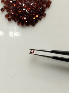 Granate rojo natural de 2.5 mm, corte princesa cuadrado, piedra preciosa suelta de la mejor calidad para la fabricación de joyas. - Product Image 3