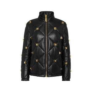 Chaqueta acolchada de cuero PU negro personalizada con remaches dorados, cuello alto, manga larga, a prueba de viento, para mujer. - Product Image 1