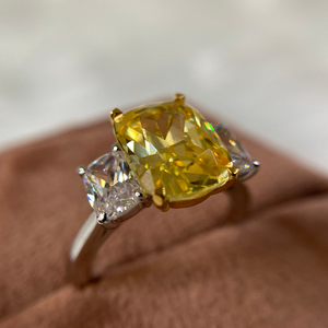 Anillo de compromiso de oro blanco de 10K con moissanita de 3 piedras, corte cojín, color amarillo canario, solitario, con circonita cúbica blanca, en oro macizo. - Product Image 3