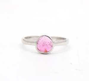 Anillo con Bisel de Plata de Ley 925 y Turmalina Rosa Natural |   Joyería Fina Hecha a Mano Única, Regalo para Mujer, Venta al por Mayor - Product Image 1