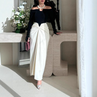 Robe longue élégante noire et ivoire pour femme, à manches longues, épaules dénudées, ornée de perles, taille froncée, pour soirée formelle