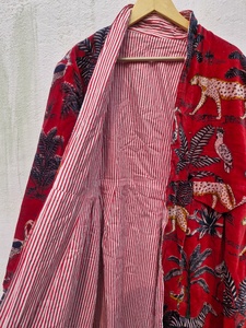 Kimono pour femme en tissu imprimé vert clair fantaisie, motif animaux sauvages et fleurs, broderie artisanale, boutons en cristal, garniture en fourrure à pompons - Product Image 6