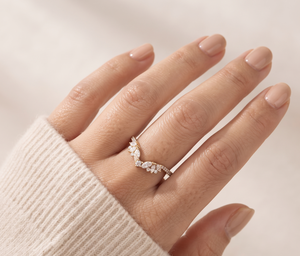 Bague de Fiançailles Minimaliste Courbée en Or Jaune 14K de Luxe avec Diamants en Grappe Marquise en V, Vente en Gros, OEM ODM - Product Image 5