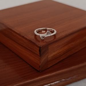 Anillo Revalia con Lazo y Piedras de Diamante, Engaste Pavé, Elegante y Minimalista, para Mujer, Regalo de Boda, Compromiso o Promesa - Product Image 2