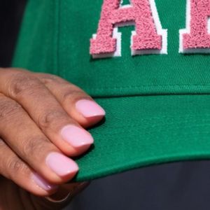 Gorra de Béisbol Bordada en Verde Personalizada con Letras AKA en Rosa, Visera Curva, Ajustable, Estilo Deportivo Informal, para Uso en Exteriores - Product Image 6
