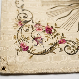 Velo de Cáliz de Iglesia de Seda Antigua Bordado a Mano con Monograma IHS y Motivos Florales de Hilo Dorado, Estendard Litúrgico para Altar - Product Image 2