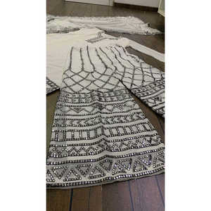 Ensemble de costume de soirée pour femmes avec des motifs en sequins et des travaux d'artisanat en papier - Product Image 2