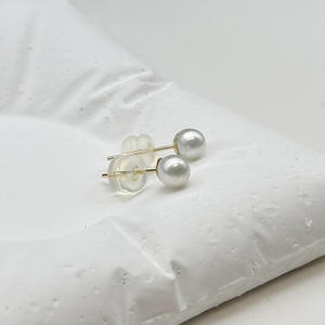 Boucles d'oreilles en or 18 carats avec perles d'eau douce naturelles rondes de 4 à 5 mm, perles de millet Zhuji sans défaut, clous fins - Product Image 2