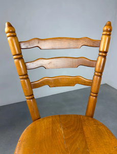 เก้าอี้บาร์สไตล์โมเดิร์นกลางศตวรรษ พร้อมพนักพิงไม้โค้งมนและเบาะนั่งบุนวม เหมาะสำหรับการนั่งในบาร์ที่บ้านอย่างมีสไตล์ จากอินเดีย - Product Image 4